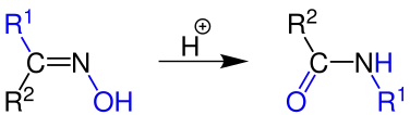 Mécanisme de réaction du réarrangement de Beckmann. Le marquage bleu met en évidence le réarrangement des atomes.