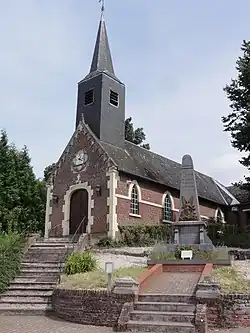 Église Saint-Jean-Baptiste et monument aux morts.