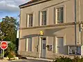 La poste et la bibliothèque.