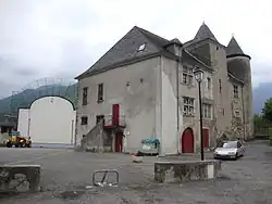 Château et fronton.