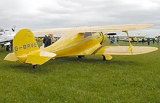 Beechcraft Staggerwing, biplan à décalage négatif.