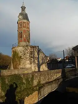 Beffroi du XIXe&nbsp;siècle construit sur une tour du XIIe.