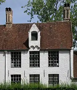 Maison no&nbsp;15 (vers 1600), avec sa lucarne sur la travée centrale.