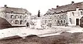 Beignon : la Place de l'église et le monument aux morts vers 1925 (carte postale).
