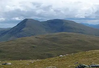 Sommet principal (à gauche) et sommet sud (à droite) de Beinn Challuim.