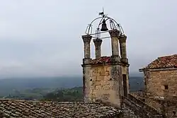 Le beffroi de Lacoste avec le campanile.