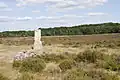 Le monument et des vestiges de fondation
