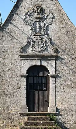 Porte et blason.