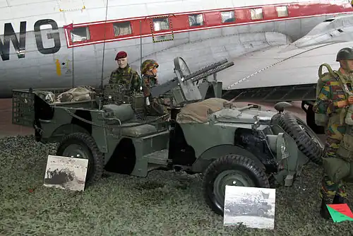 Land Rover assemblé par Minerva armé de mitrailleuses double Browning M1919