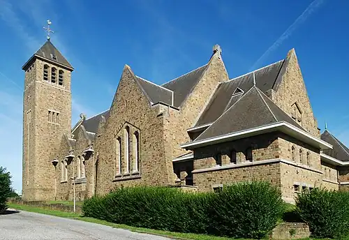Le chevet et la façade sud.