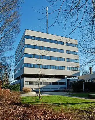 La tour vue de l'ouest.