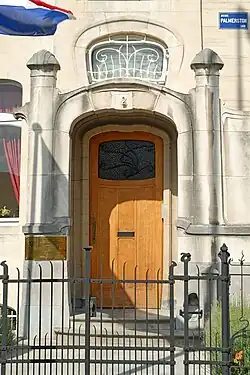 La porte d'entrée.