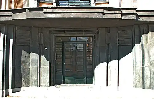 Porte d'entrée.