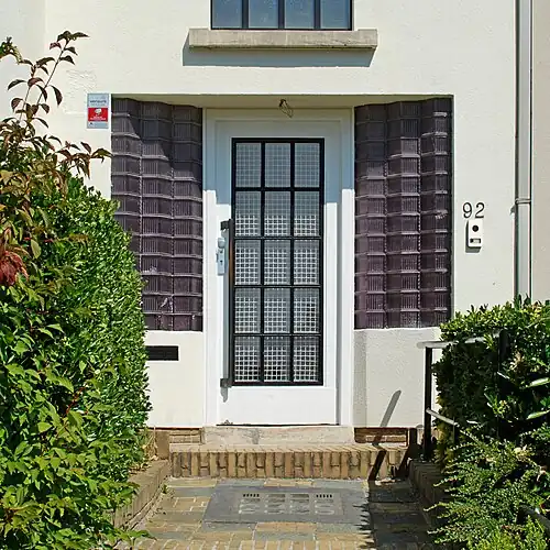 La porte d'entrée.
