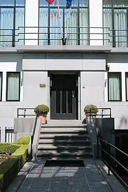 La porte d'entrée.