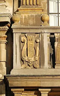 Carquois ornant le balcon.