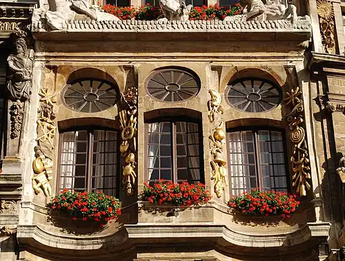 Le 2e&nbsp;étage et ses décorations.