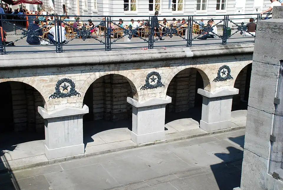 La crypte funéraire vue depuis la place.