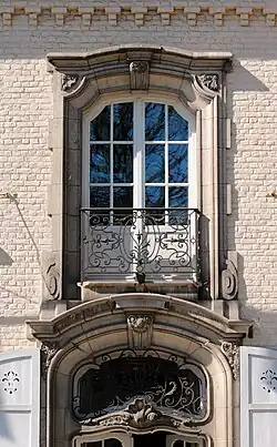 La porte-fenêtre de l'étage.