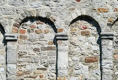 Arcatures.