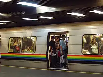 Une rame à quai à l'intérieur de la station en 2004.
