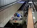 Une rame MPL 85 rénovée de la ligne D à quai en direction de Gare de Vénissieux vue depuis le niveau -1.