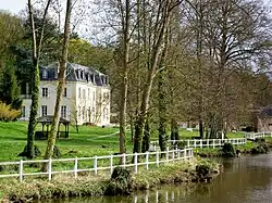 Le château de Bellefontaine et le plan d'eau du parc.