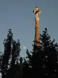 Le pinacle de la tour, surmonté de la croix.