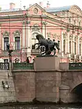 Statue avec le palais en fond.