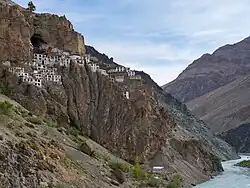 Le monastère de Phuktal, en partie troglodytique, au-dessus de la rivière Tsarap (en).
