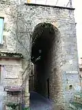 Entrée du castrum (XIe&nbsp;siècle) à côté de l'emplacement de la résidence de l'archevêque