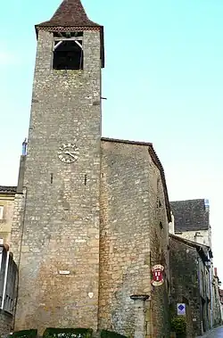 Tour des Filhols (office du tourisme) - XIe&nbsp;siècle. Le beffroi a été aménagé en 1450 et abrite la cloche municipale dite "cloche des Consuls" datant de 1679