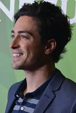 Ben Feldman interprète Jonah Simms.