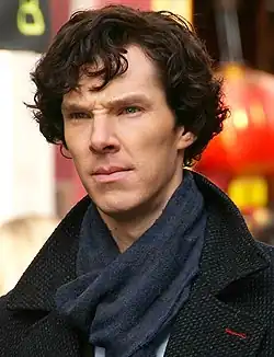 Portrait de Cumberbatch en extérieur dans le rôle qu'il occupe dans la série