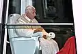 Benoît XVI avec mosette blanche damassée sans hermine