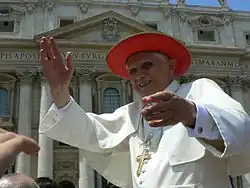 Le pape Benoît XVI portant le saturne papal lors d'une audience publique, place Saint-Pierre, Rome.