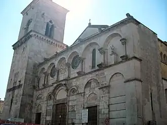 La façade et le clocher.