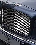 Grille de radiateur chromée.