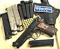 Beretta 92FS avec magasins, munitions ainsi que son étui de pistolet (coin supérieur droit de l'image).