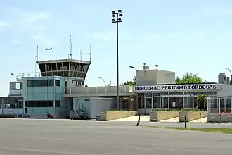 L'aérogare et la tour de contrôle de Bergerac en 2005.