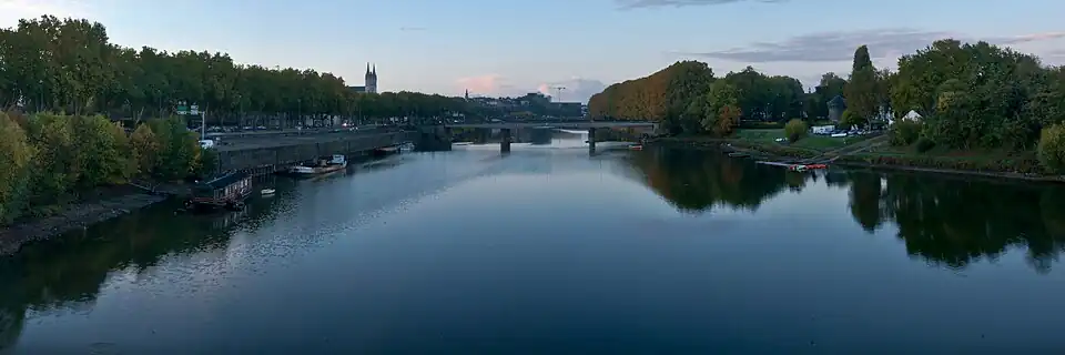 Photographie panoramique d'une rivière.