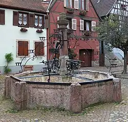 Fontaine (XVIe), place du Docteur-Pierre-Walter.