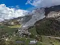Le village et le glissement de terrain en septembre 2024.