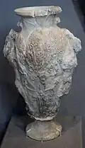 Vase en albâtre à deux anses et décor floral provenant de la tombe no&nbsp;45, XIVe&nbsp;– XIIIe&nbsp;siècle av. J.-C.