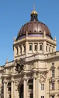 La façade principale du château en 2024.