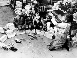 Des enfants de Berlin-Ouest jouent au pont aérien, 1948.