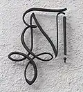 Compas sur le mur de la maison du corps