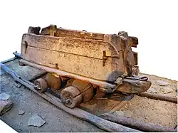 Ancêtre de la berline métallique, entièrement en bois, sur rails de bois, XVIe siècle, Transylvanie
