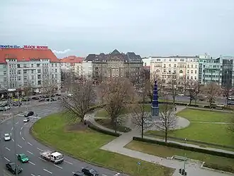 La place Theodor-Heuss de Berlin en 2005 (Theodor-Heuss-Platz) ; place Adolf-Hitler pendant le Troisième Reich. La station de métro homonyme est également renommée.