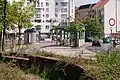 Deux bouches de métro sur la place